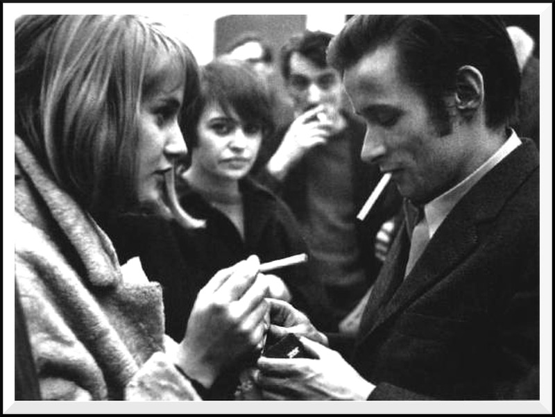 Auf dem Foto v.l.n.r.: Gislind Nabakowski, Bim Reinert, Blinky Palermo im Februar 1968 in der Galerie Konrad Fischer in Düsseldorf (Motiv gesehen bei rheingoldblog.wordpress.com)
